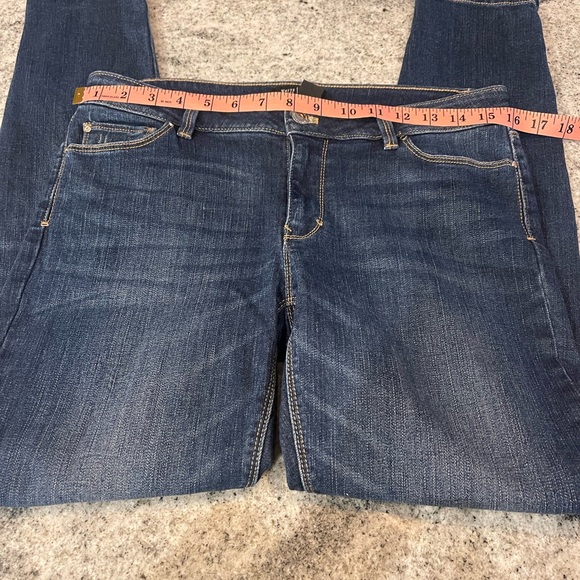 White House Black Market Women's skinny Blue Jeans with ankle Zipper low rise! - Picture 6 of 7